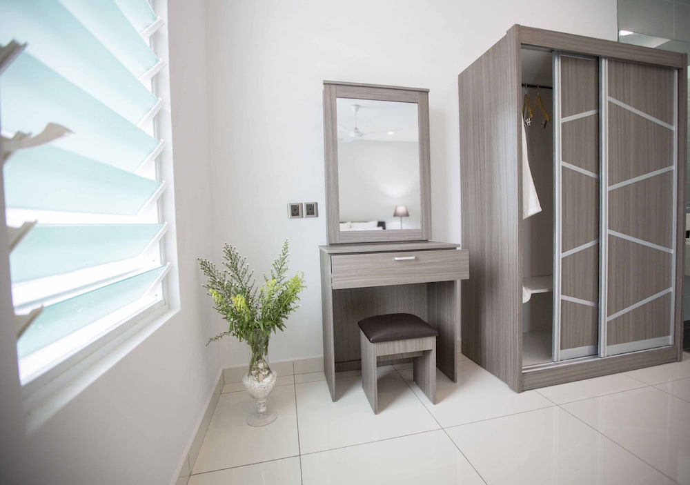 56 Residence photo 5