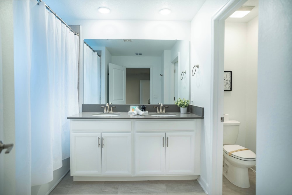 4BR Luxury Home at Champions Gate With Pool