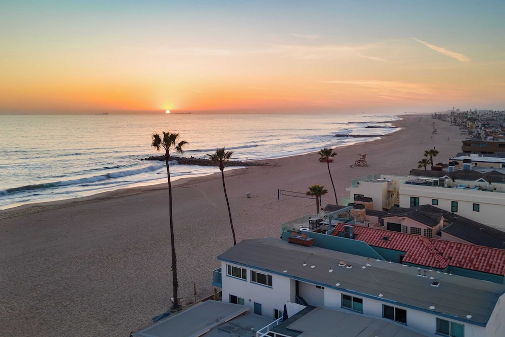 Coastal-chic Newport Stay Steps to the Beach, Dining & Boardwalk Optional Add-on Unit