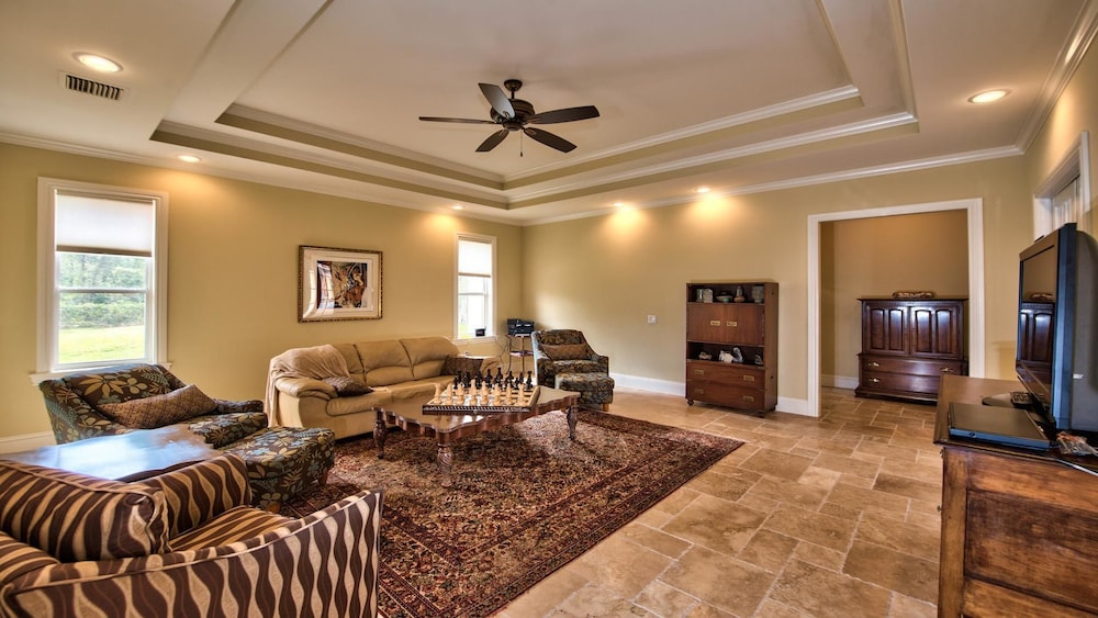Solterra Vacation Rental: Luxury 3-BR Condo with Lake & Golf Views. Access to Luxury Pool, Hot Tub, and Golf Courses at Lely Resort. Close to Naples Beache