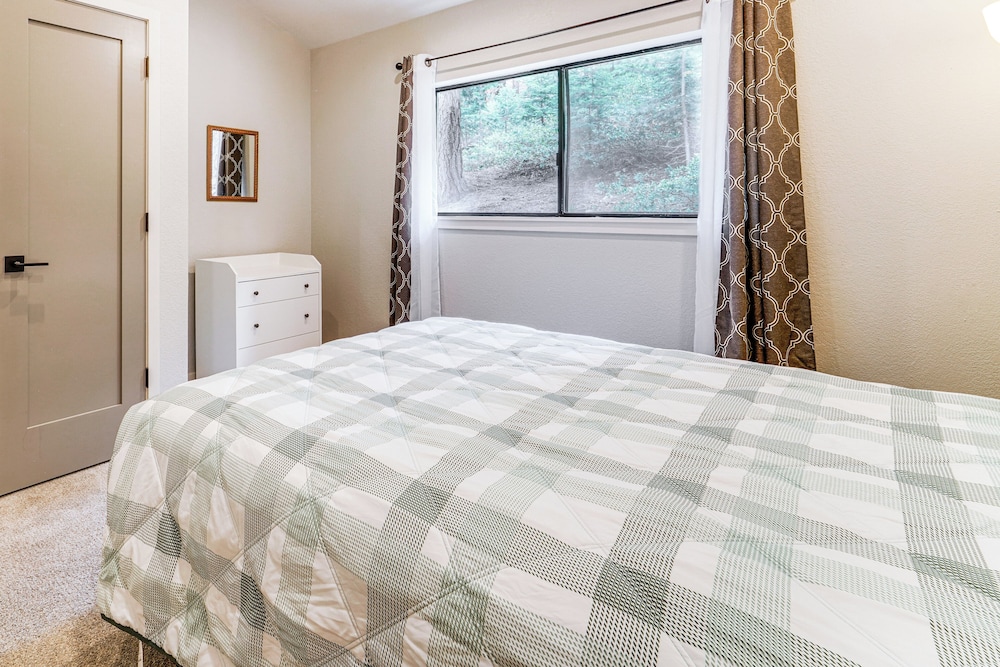 3 Mi to Diamond Peak: Mtn-view Home w/ Fireplace