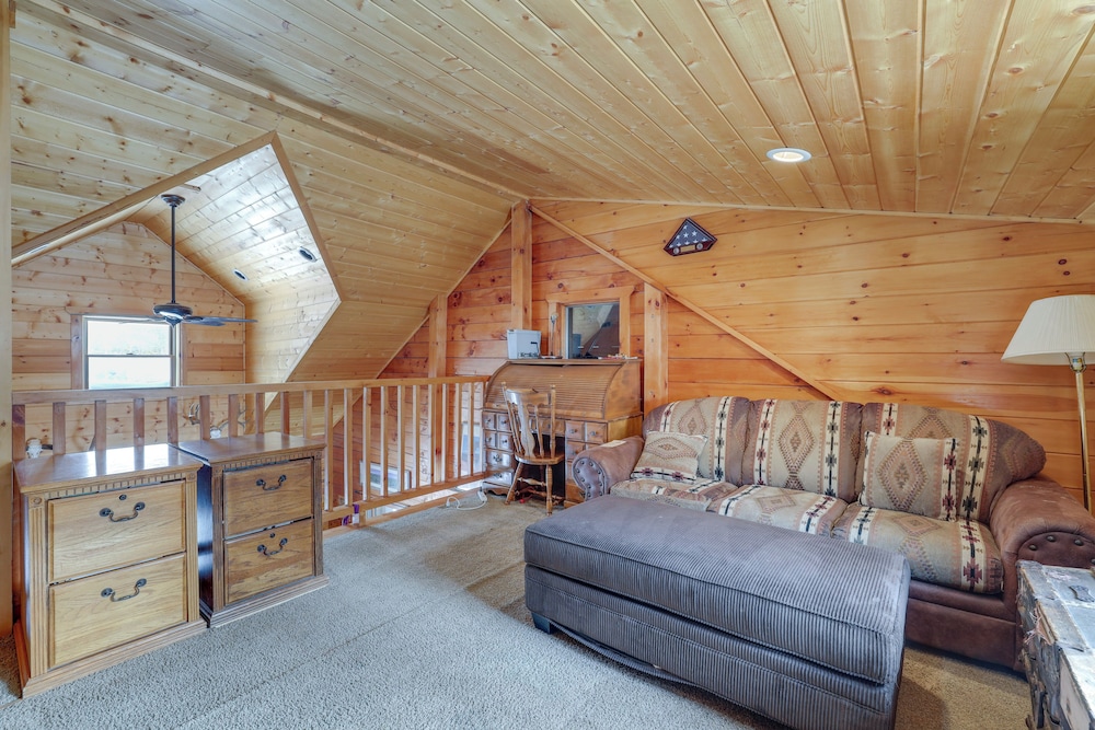 2 Mi to Skiing: Casper Cabin w/ Mtn Views!