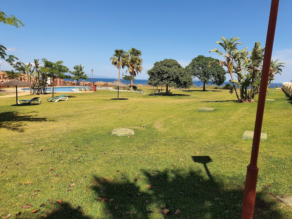 3 Bed Penthouse - Sleeps 8 - Pool - Sea View