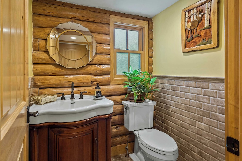 Bigwood Cabin Retreat Hot Tub, Game Room, Firepit Lounge & Private Yard