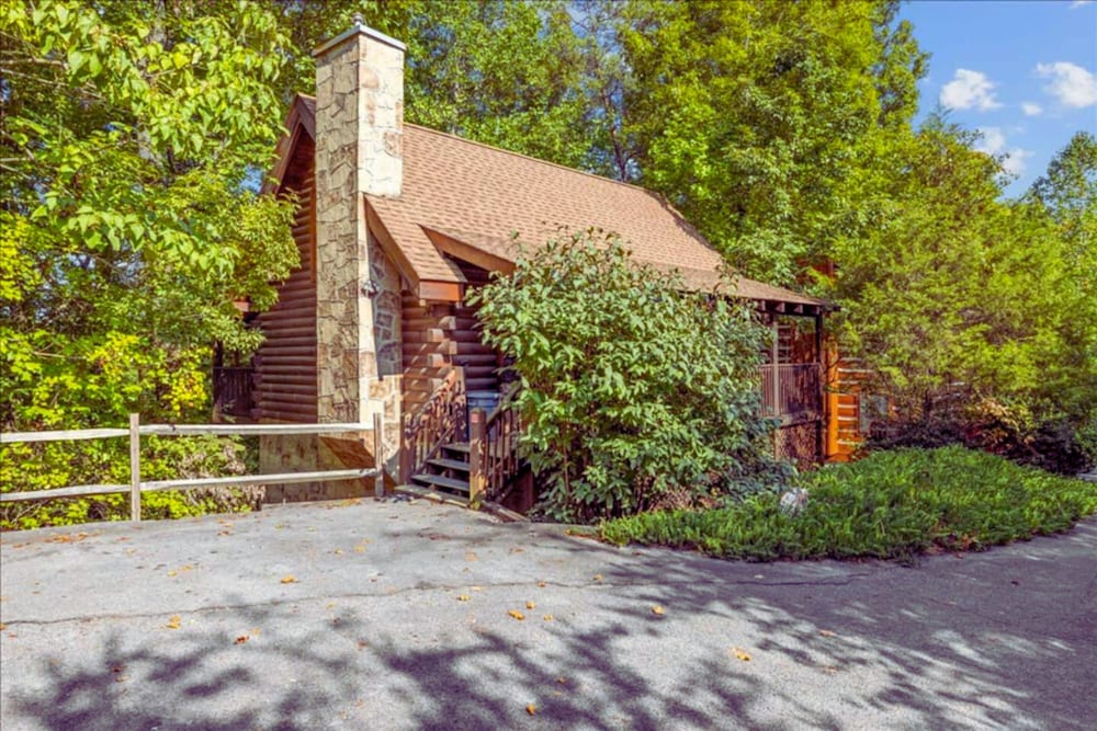 Backwoods Secluded Cabin Escape for 8 Guests