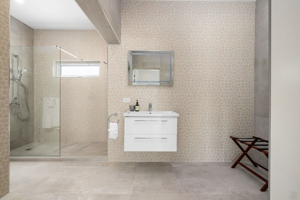 Modern Trestrapi Beach Villa 8 bed 8 Bath 2 Pools
