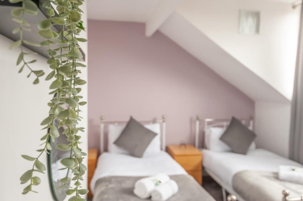 Leeds 4-bed House - Sleeps 9, Free Parking & Wifi view 3