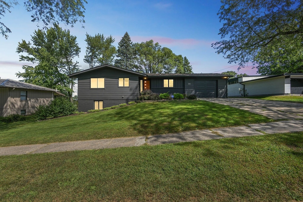 Iowa City 4br Backyard Walk To Stadium 4 Bedroom Home