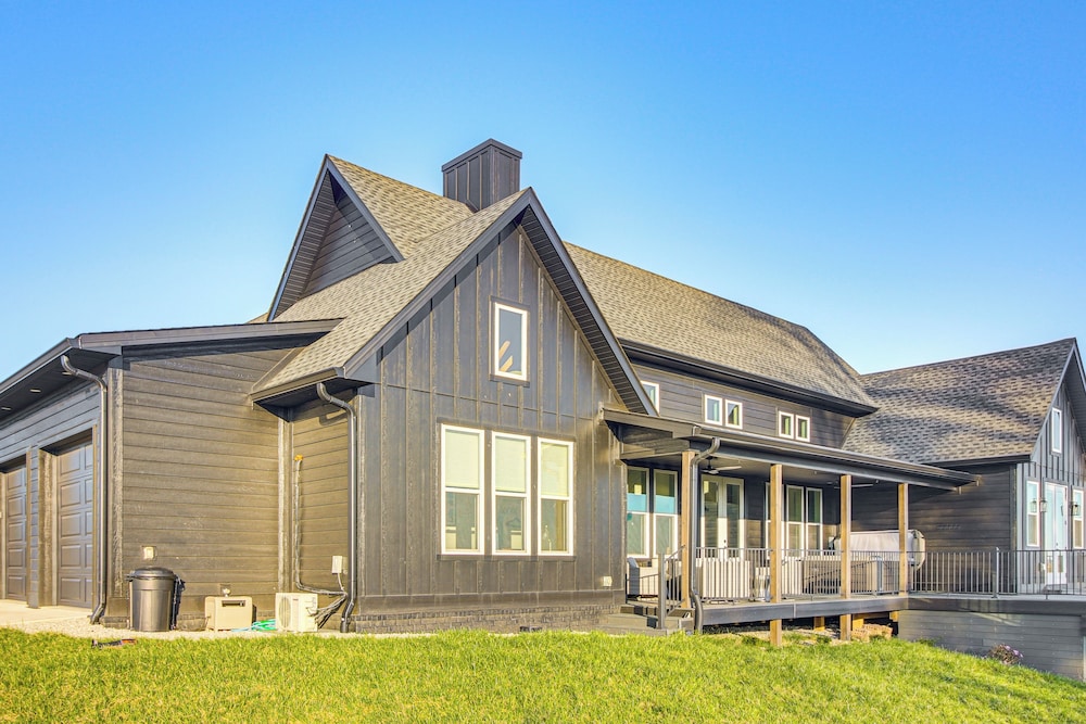Dale Hollow Lake Views & Hot Tub: Tennessee Escape