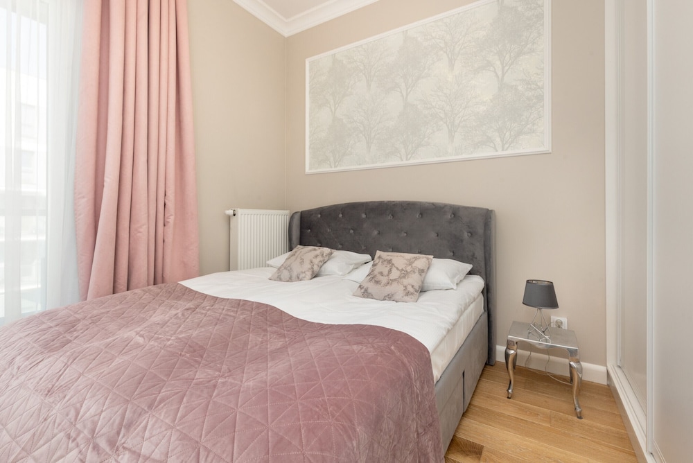 Prymasa Tysiąclecia Apartment by Renters view 4