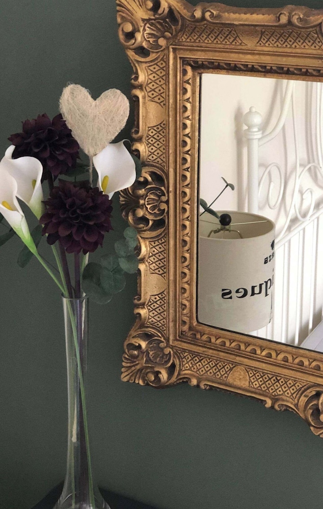 5-bed Home - Sleeps 12, Pool, Garden & Play Area