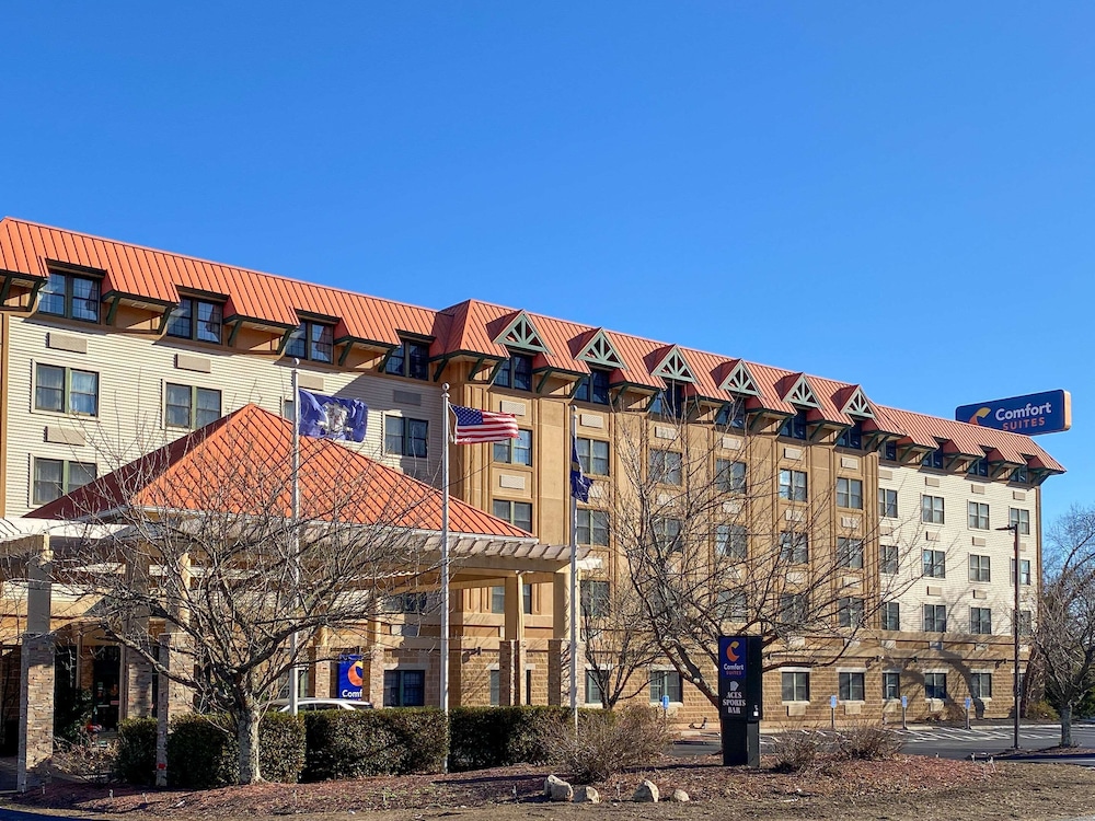 Hotel Comfort Suites Near Casinos Norwich-Uncasville CT - Image 1