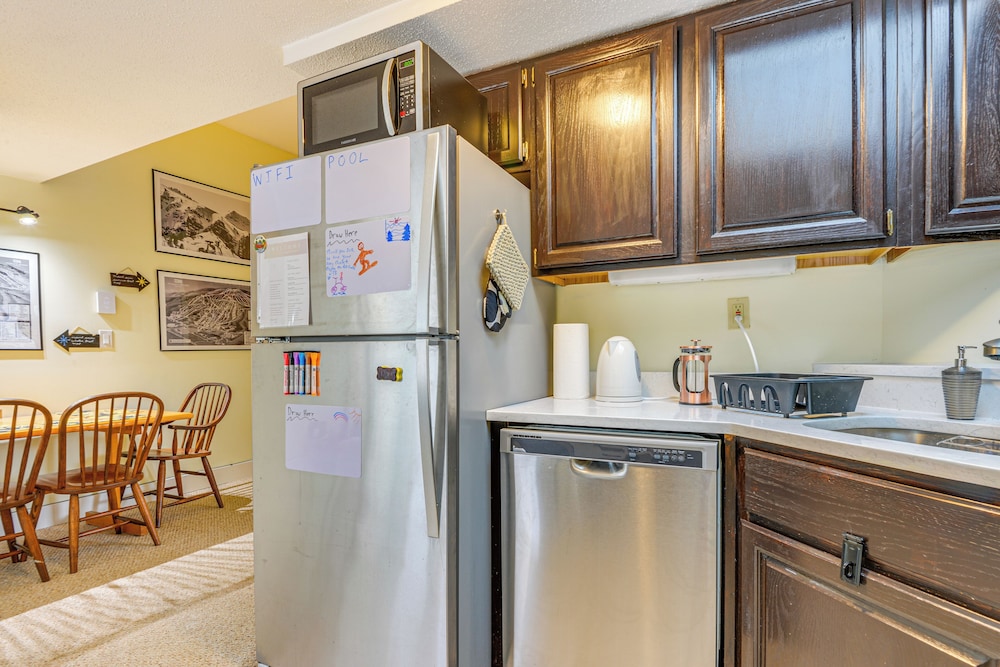 Walk to Mount Snow Resort: Unit w/ Pool & Hot Tubs