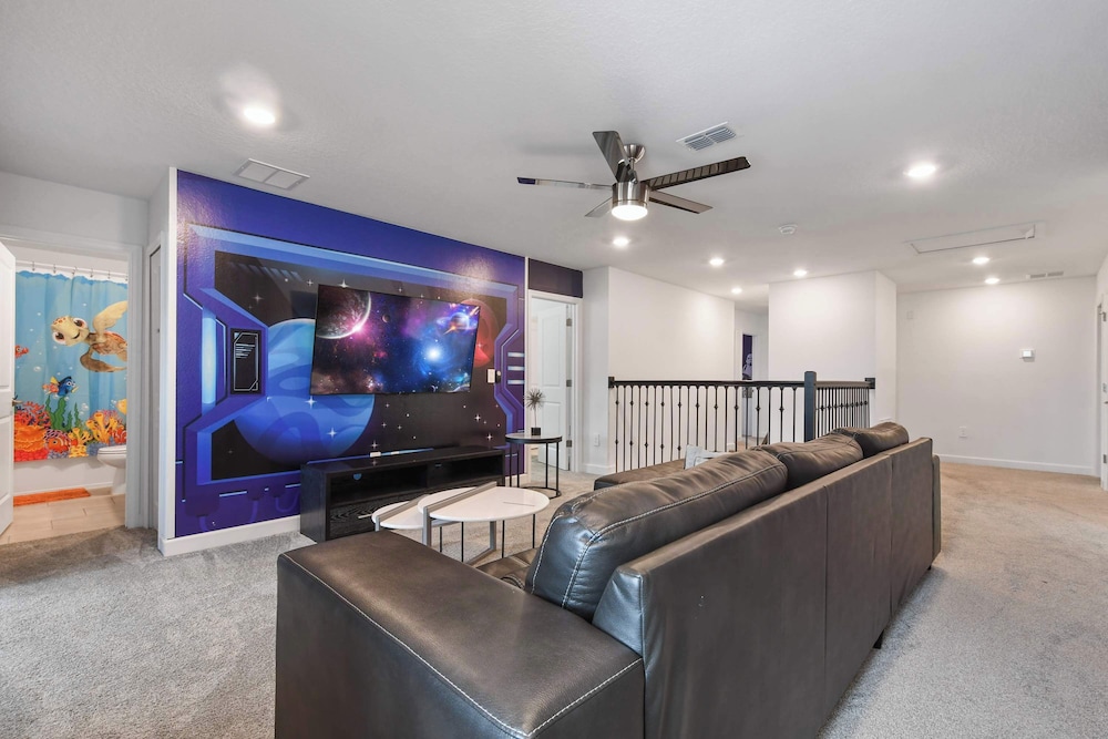 Luxury 10-bedroom Villa in Champions Gate Resort