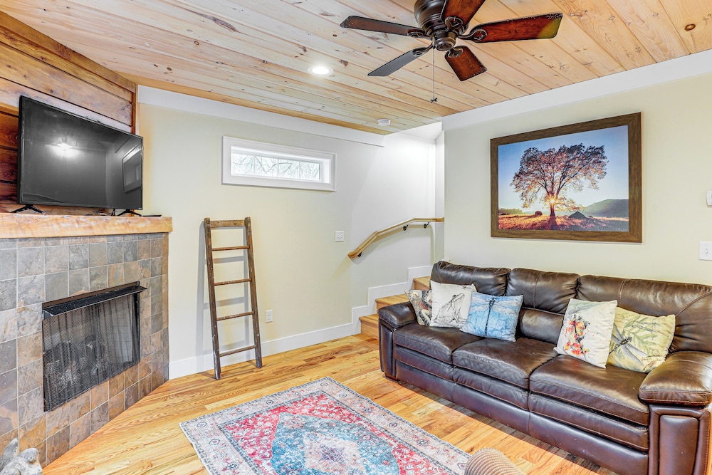 On Farm: Charming Hendersonville Retreat!