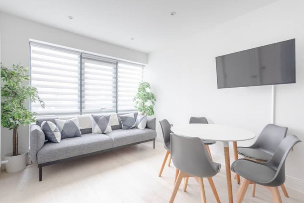 Spacious 4BD Townhouse - Near Stratford City!