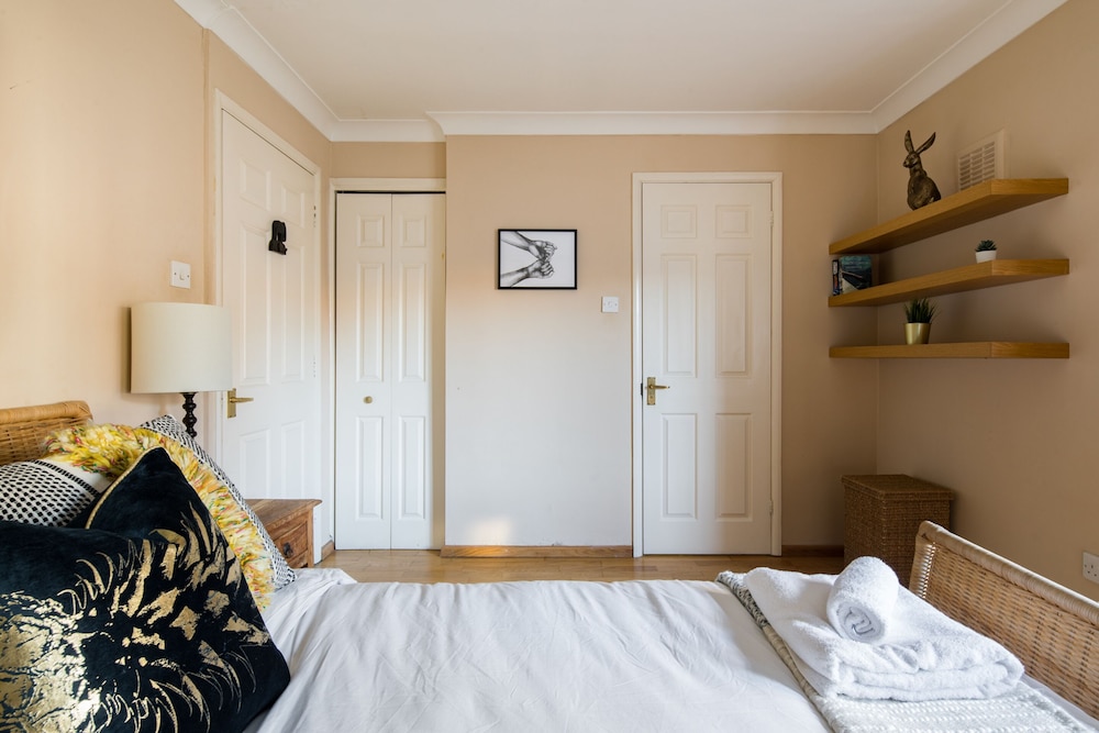 Spacious 2 Bed Apartment with Garden in Fulham