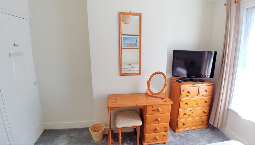 3-bed House With Superfast Wi-fi, DW Lettings 15vr view 2