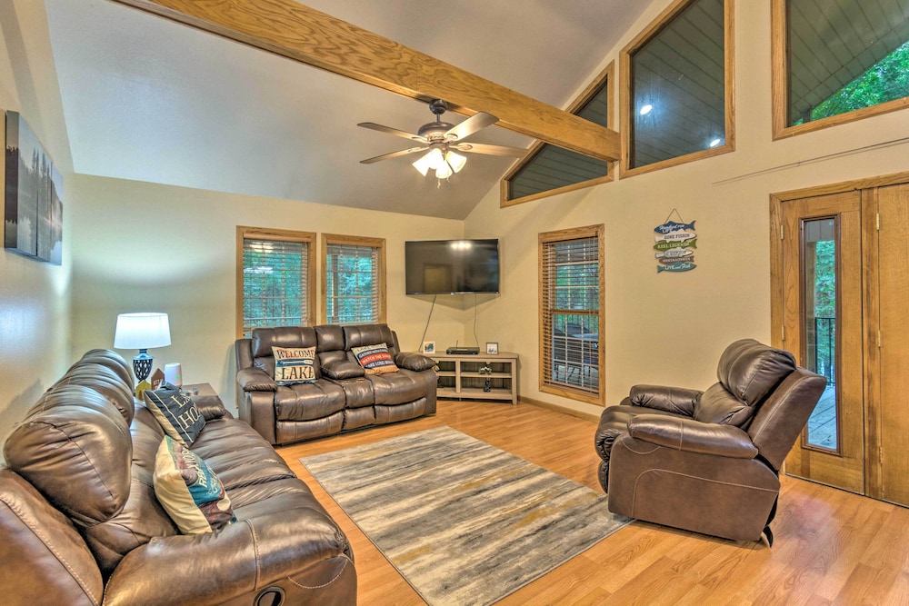 Scranton Vacations - Lakefront Hideaway in Scranton: Spacious Deck - Property Image 17