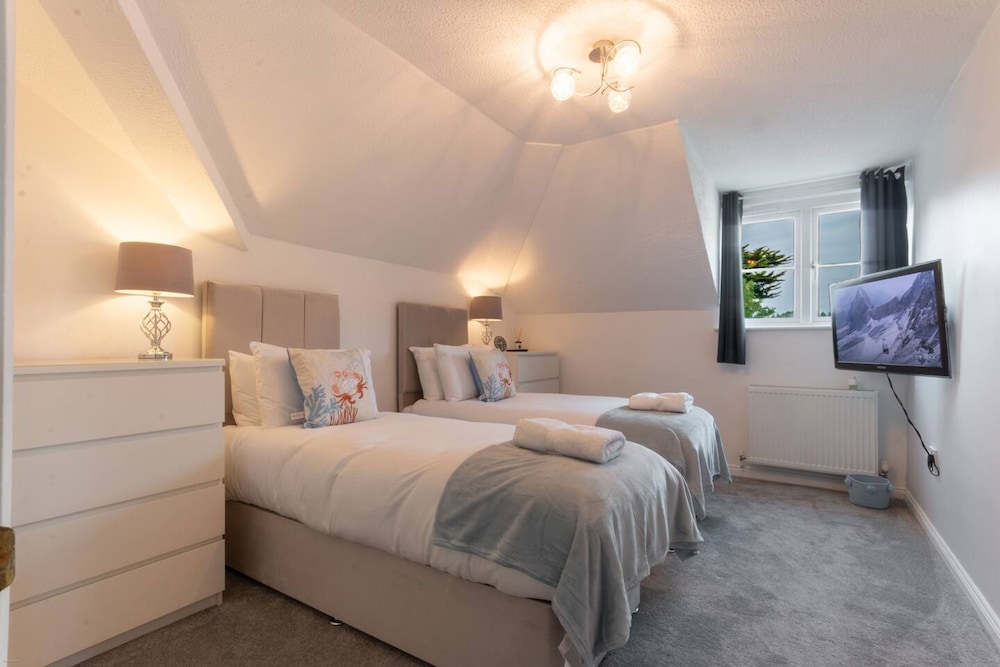 Elegant 2BR Broadstairs Coastal Escape by Adliv