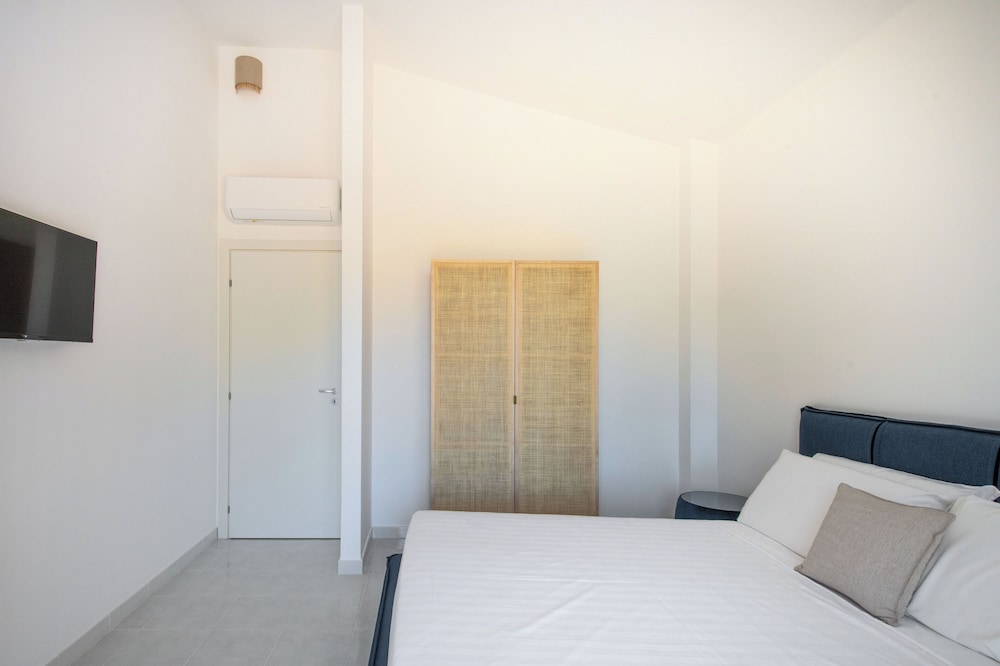 Sea Frame Design Apartments with Pool by Wonderful Italy
