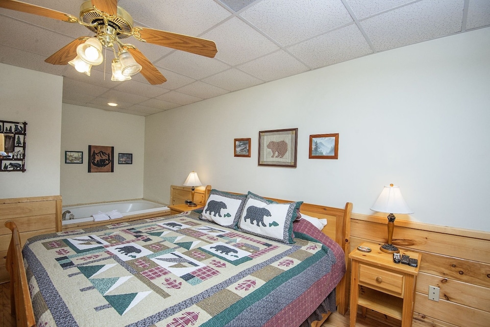 Er 226 - Locker's Mountain Hideaway Great Location - Close To Town! 2 Bedroom Cabin by RedAwning view 4
