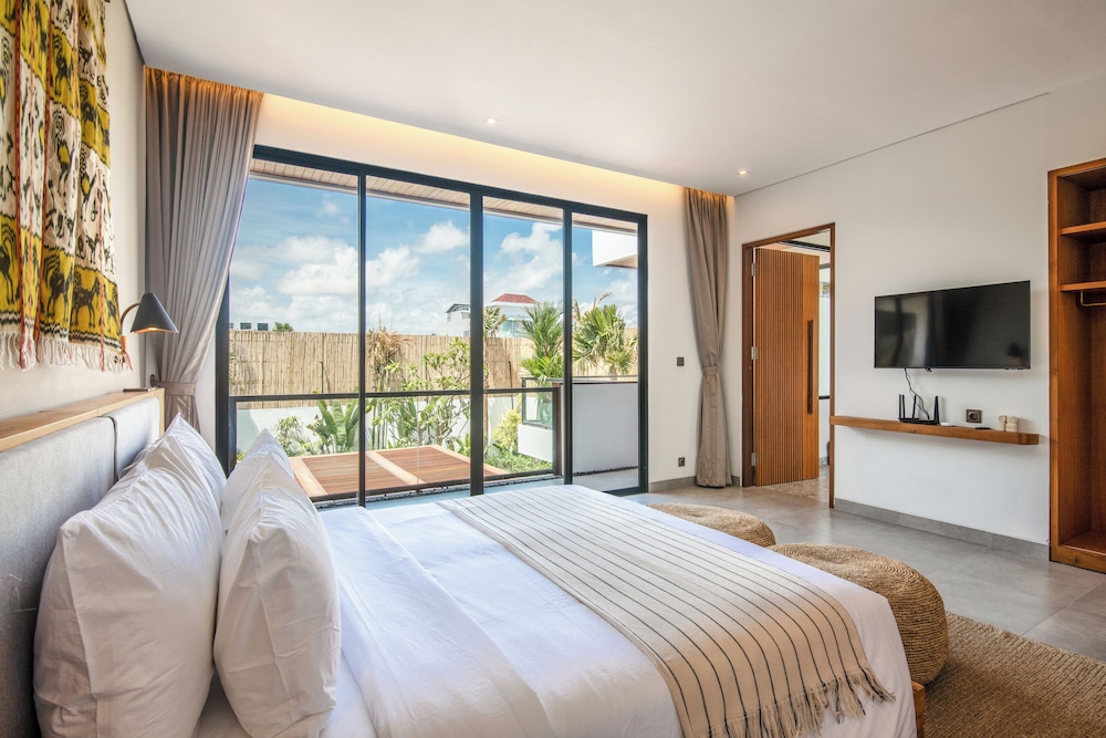 Luxury 5BR Villa, 200m to Brawah's Beach Bliss