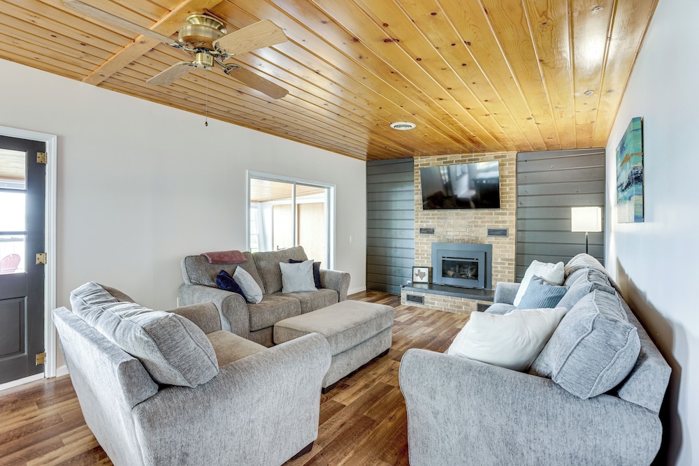 Fisher's Paradise: Lakefront Cottage in Baldwin!