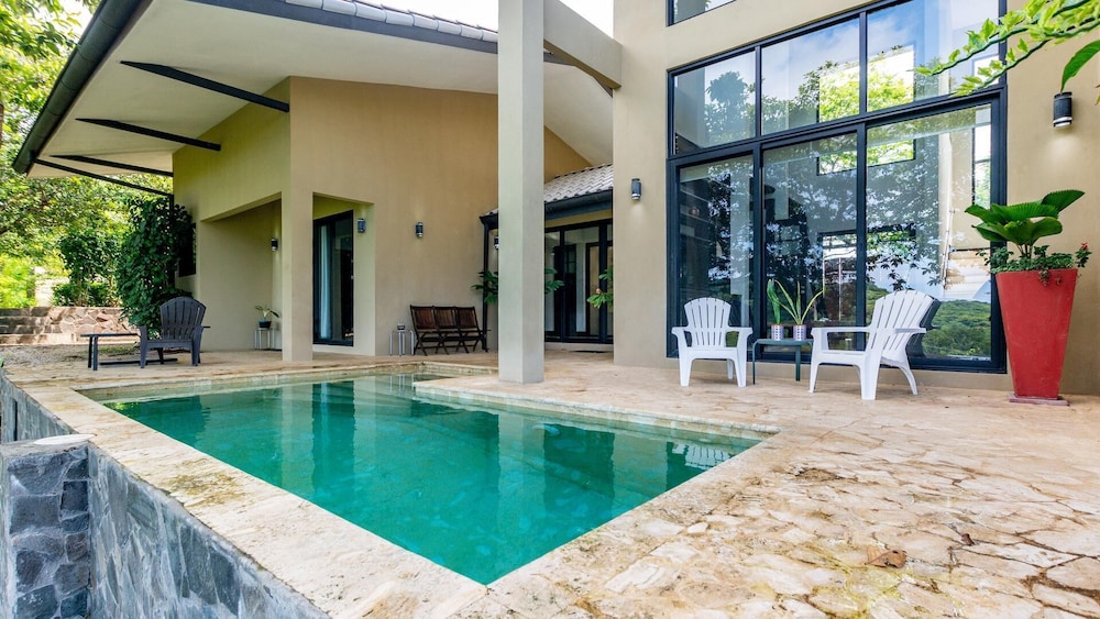 Hotel Huge, Breathtaking Hillside Home With Private Pool and Sweeping Views - Image 1