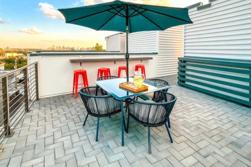 Elvis-themed 13 Beds Rooftop City Views