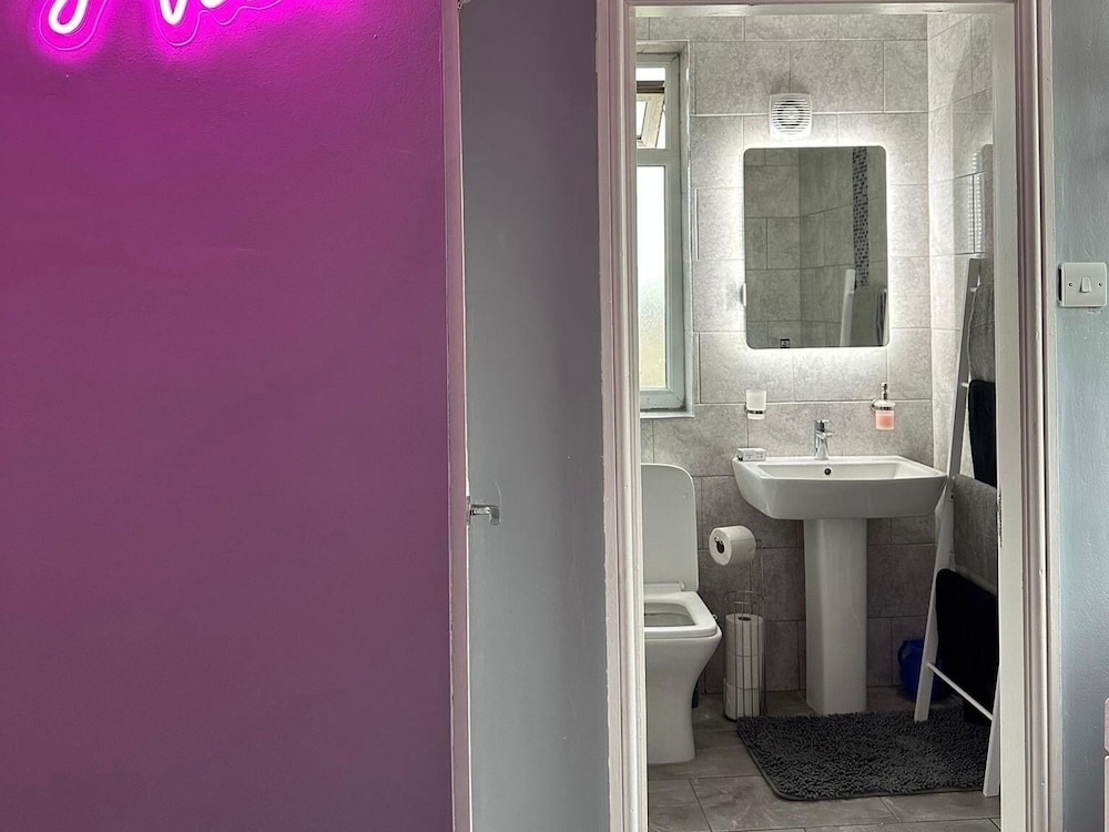 Bradford Vacations - The Hideaway Home BD5 - 2 Bed Lovely Modern House - Property Image 11