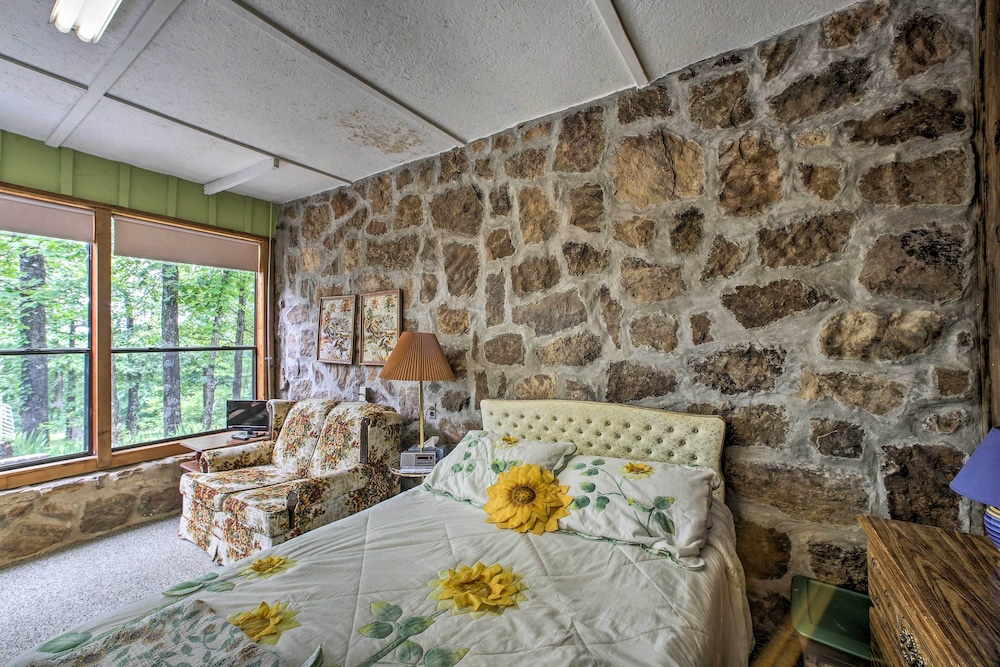 'pine Lodge Cabin' on 450 Acres in Ozark Mountains view 4