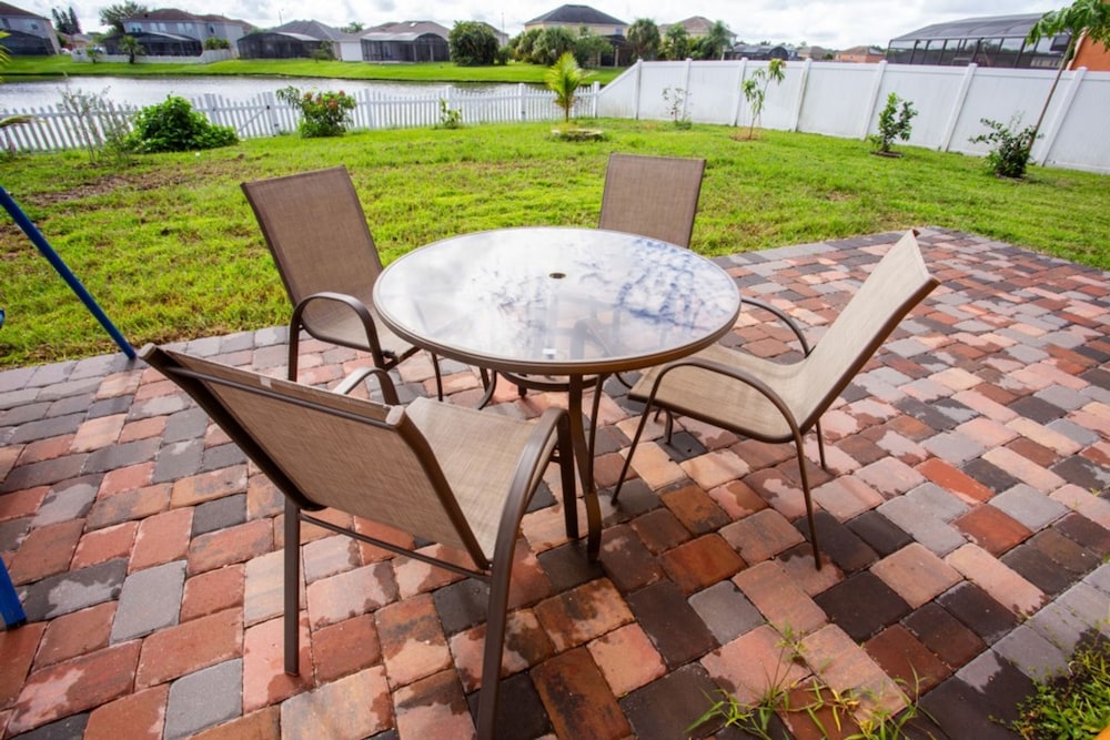 Cheerful 5 bed - 4 Bath Spacious Home