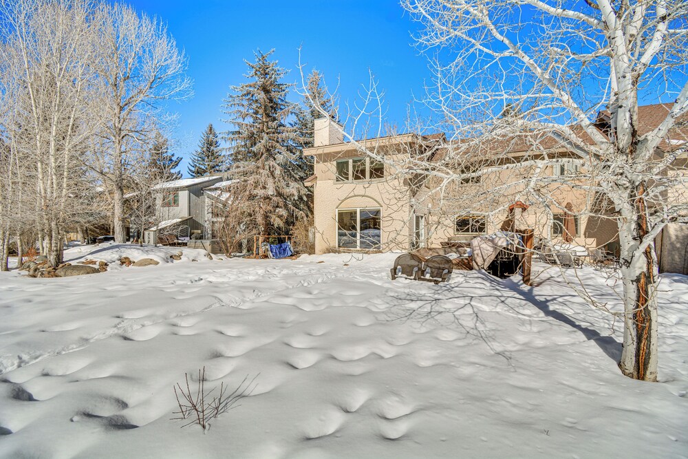 Mtn-view Patio & Hot Tub: Home in Avon