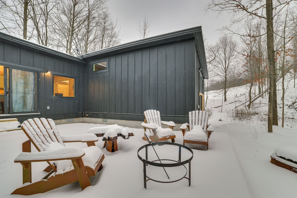 8 Mi to Sleeping Bear Dunes: Creekside Cabin