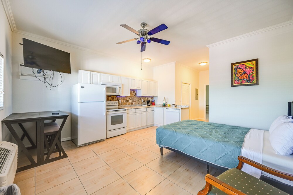 Sail + Soak: Naples Condo w/ Heated Pool Access