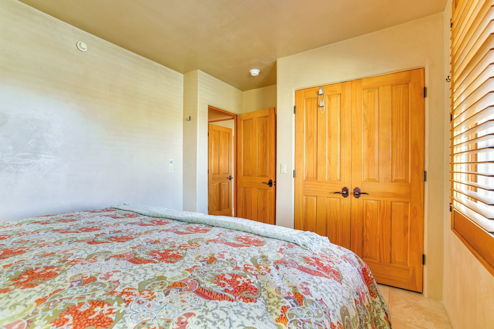 Walk to Santa Fe Plaza: Condo w/ Kiva Fireplace!