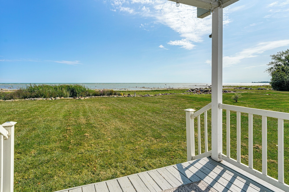 Lake & Lighthouse Views: Inviting Port Hope Home!