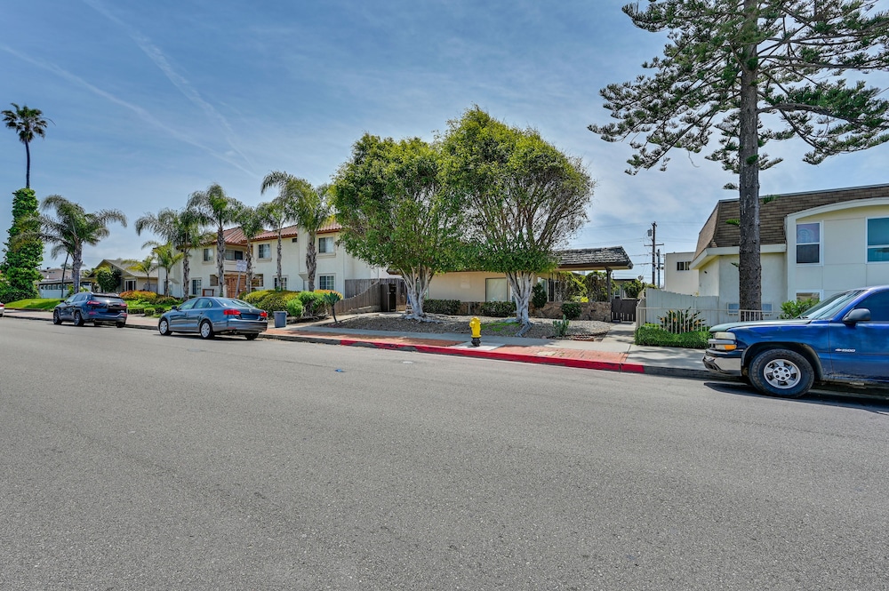 Pacific Beach Apartment: Walk to Beach & Pier!