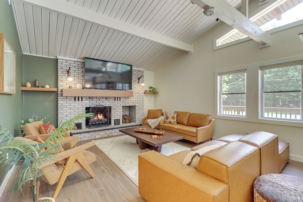 Pool + Lake Access, Yard: Poconos Family Getaway