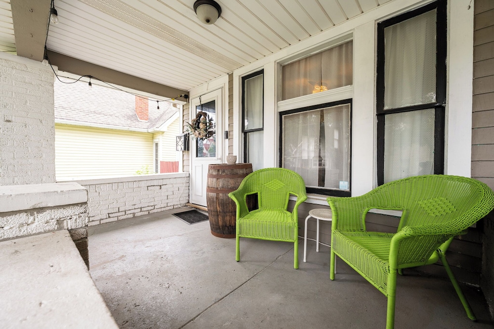 Spacious Duplex for 14 in Downtown