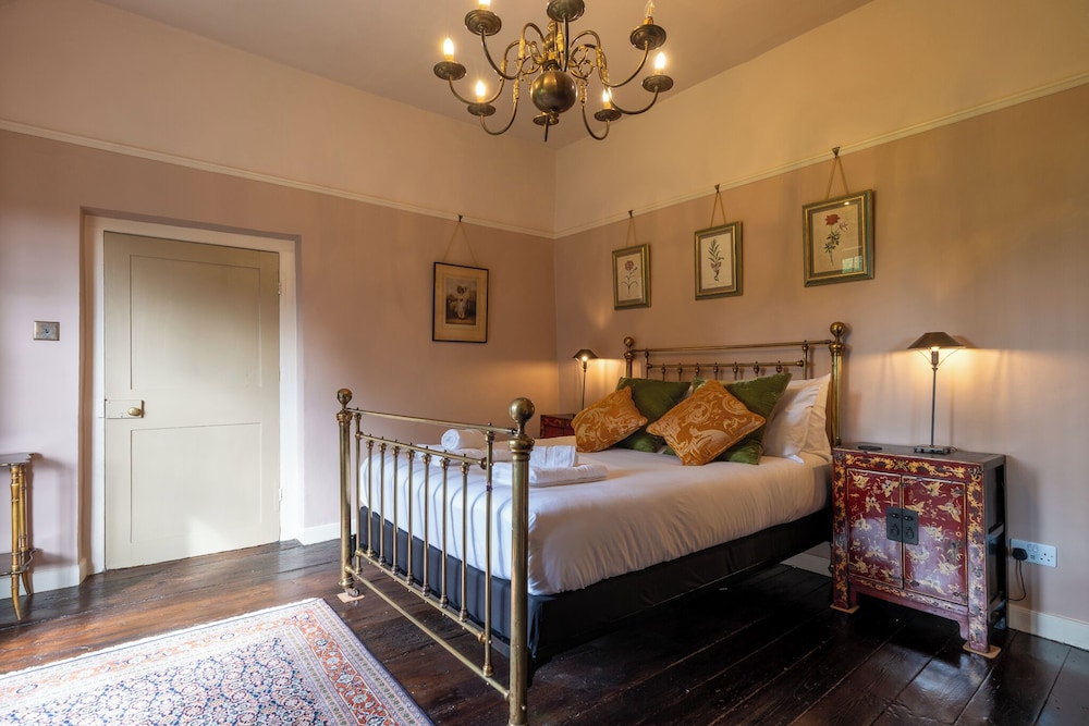 Stunning 4BD Home in Worcestershire