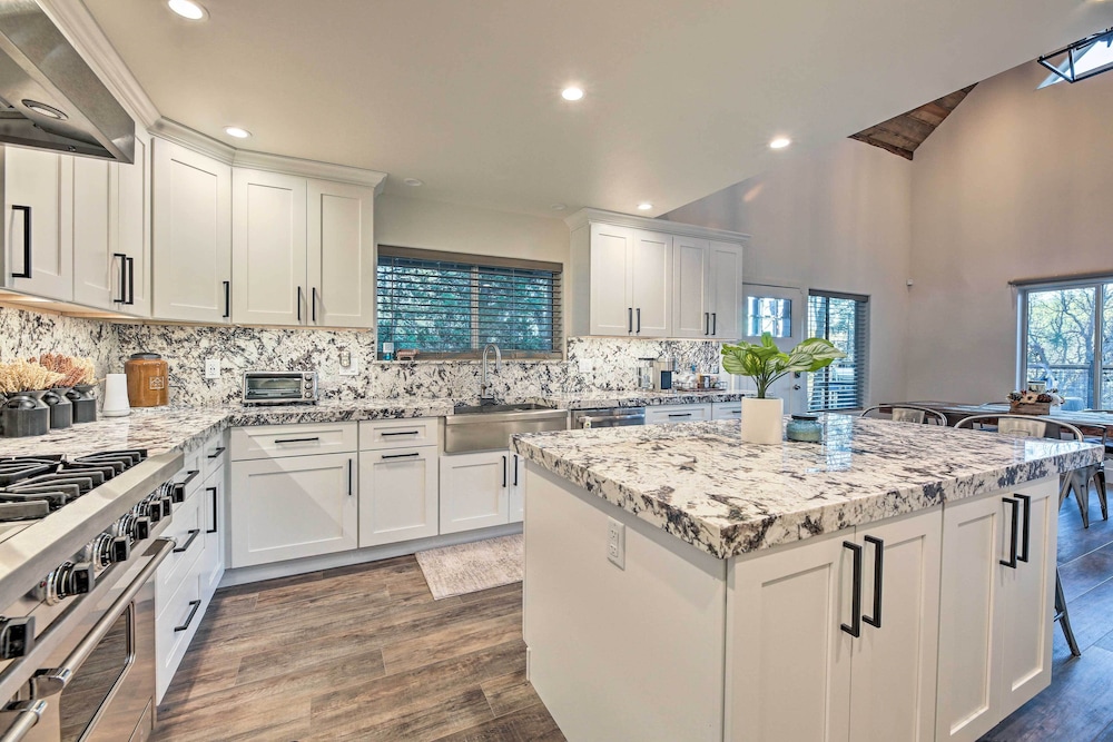 Payson Vacations - Cabin 404 in Payson w/ Deck  Mountain Views! - Property Image 5