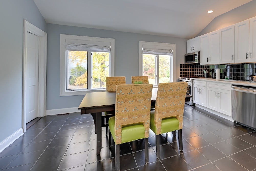 Gold Coast Getaway! Upscale Apt Near New Canaan