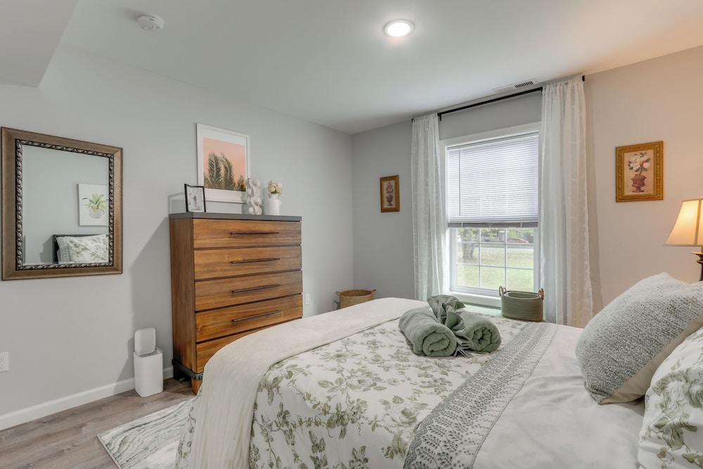 2 Mi to Beach, Shared Yard Space: West Haven Apt!