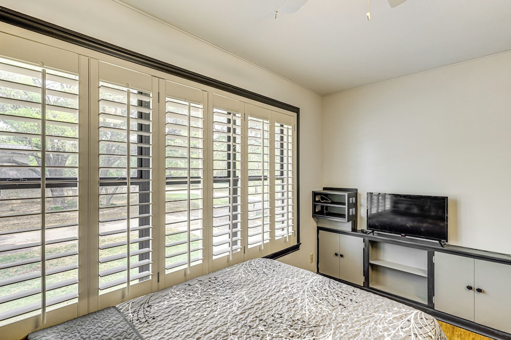 Golf Course Views: Family Home w/ Yard in Salado!