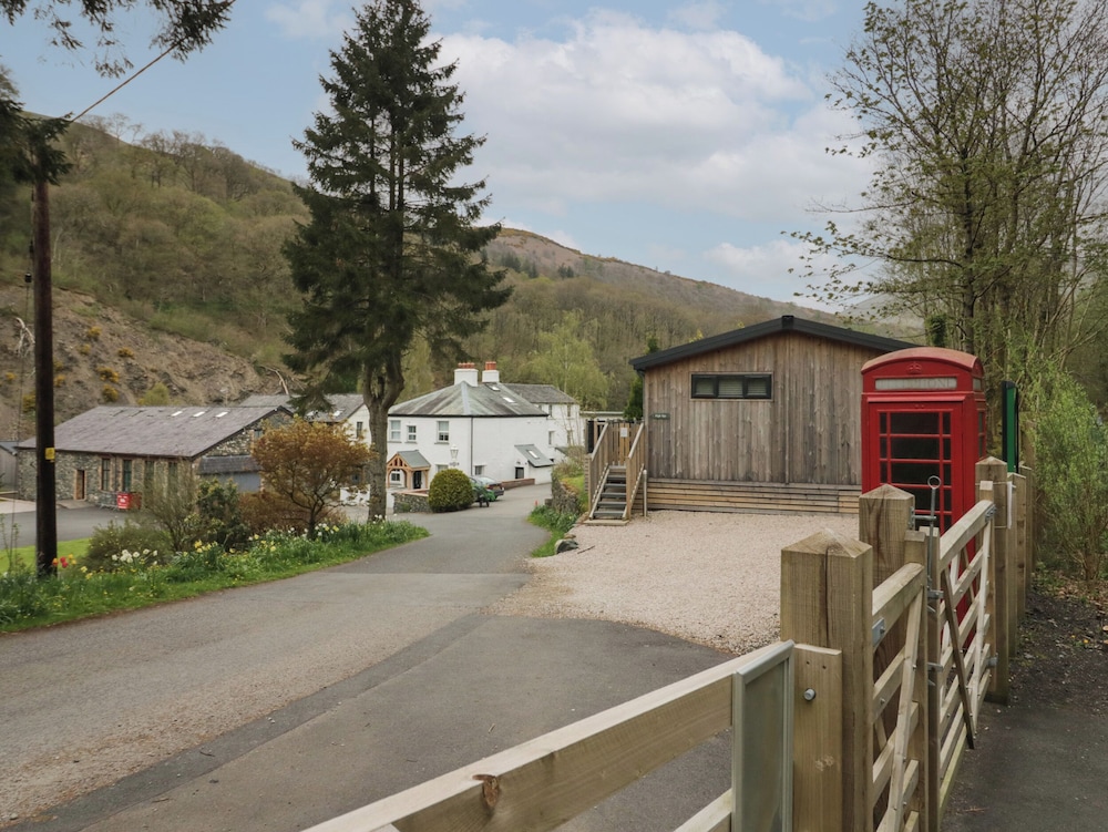Riverside Cottage No 4