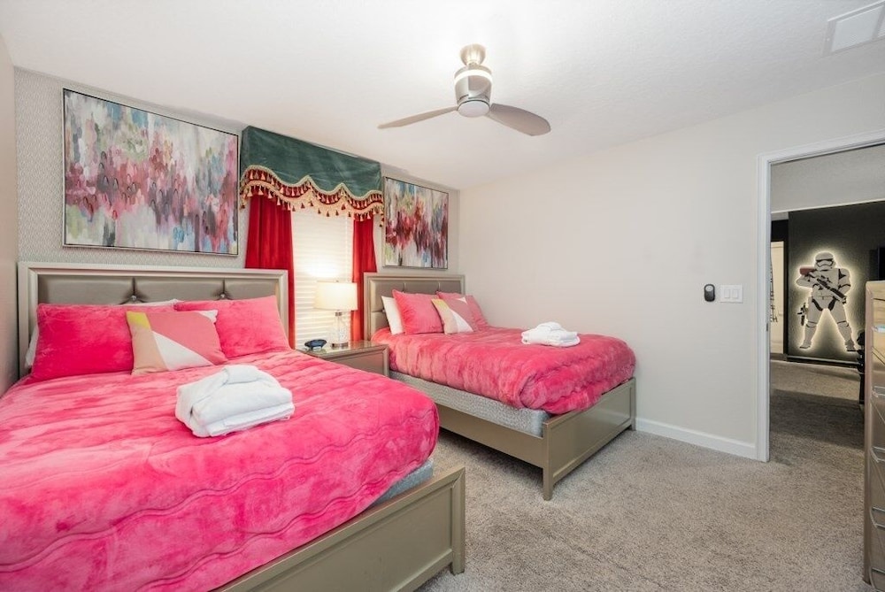 9 Bed Pool, Spa, Movie Room & Game Room! 9 Bedroom Home by RedAwning