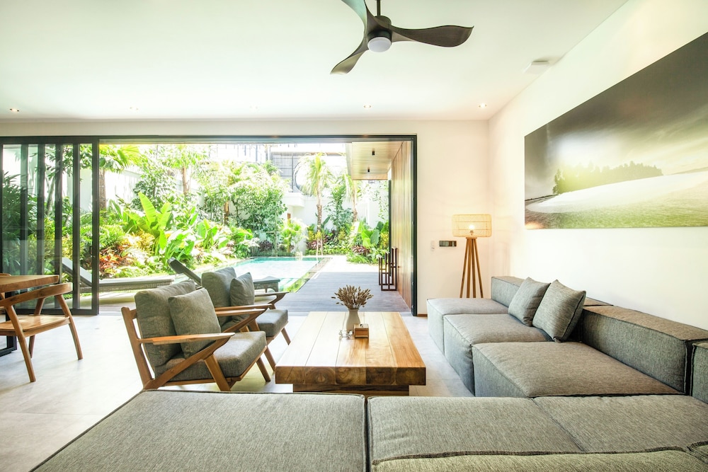 Seaside Escape: 4BR Villa, 190m to Canggu Beach