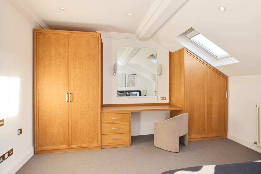 The Hampstead Getaway - Charming 5bdr Home With Conservatory